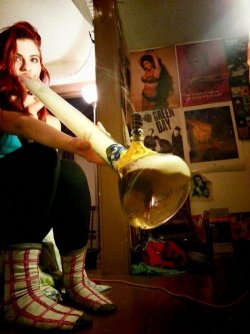 iamperfectlyhappy:  the best blog with girls with bongs!