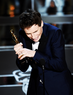 kit-harington:  Eddie Redmayne accepts his award on stage at