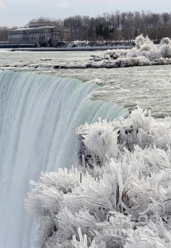 sugaryumyum:  Niagara Falls in the Dead of Winter 