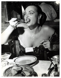 STRIPPER BARES PLATE IN EATING CONTEST! Vintage press photo taken