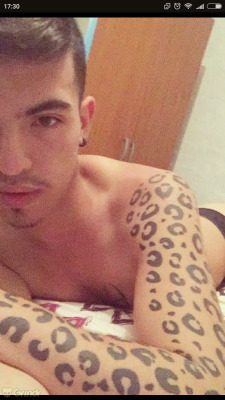 anditto21:  heredi-anoscr: Ronny de Heredia..   Tiene ese pedazo delicioso busca culiada en grindr y es un rico por cierto es versa así que cero problemas con el   El hombre es muy rico pero los datos son mentira