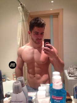 maleformandbeauty:Roman Dawidoff finally shows the goods!! And