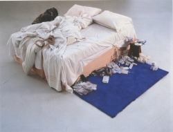 schu-schu:  90s_2000s_art_installation_sculpture_tracey_emin_in_my_bed_1998_interior_carpet_blue_bed