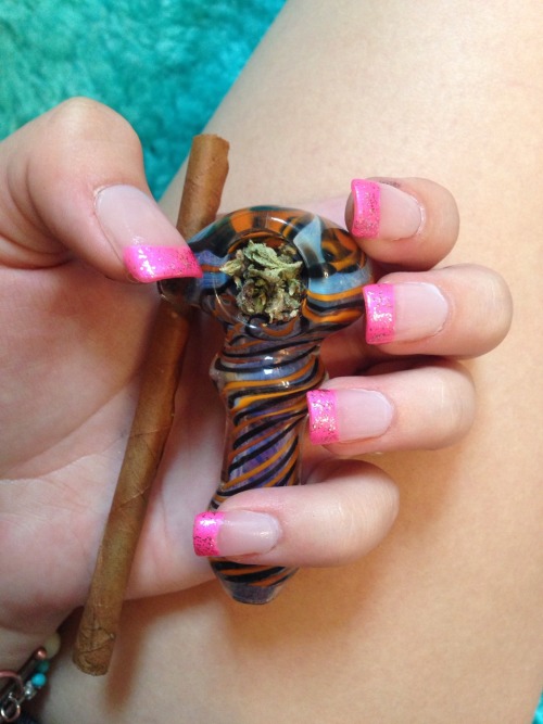littlemermaidtears:  For the love of weed 