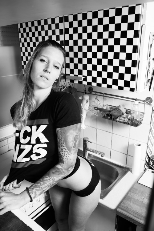 fabzblack-blog-blog:  Aus der Serie Frauen in ihrem natÃ¼rlichen Umfeld ;-)Starring: @lisar-tattoomodel-karlsruhe  â¤ï¸