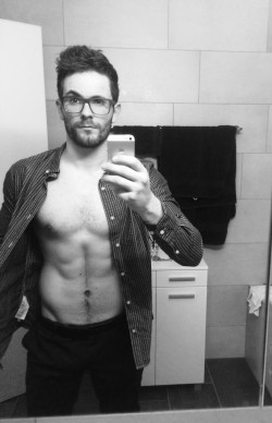 brainjock:  I love how this stud goes from hot nerd to fratastic