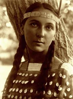 historium:Lucile, of the Dakota Sioux, by Edward S. Curtis, 1907