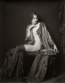 vivipiuomeno:  Alfred Cheney Johnston ph. 