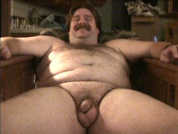 doncastergit:  chubsandchubs:  Gordito felíz.  Cheery bloke relaxing in his #armchair