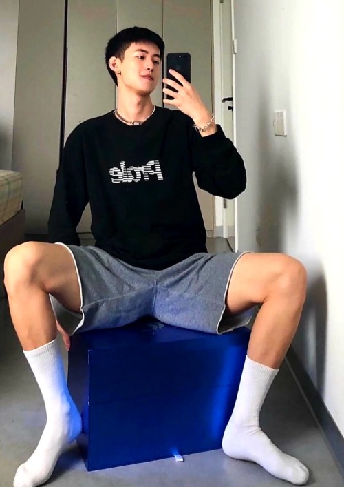 socksandskins:https://socksandskins.tumblr.com/