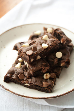 fullcravings:  Triple Chocolate Cookie Bars