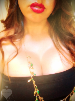 curiouswinekitten2:  Just thought I’d get a head start on cleavage