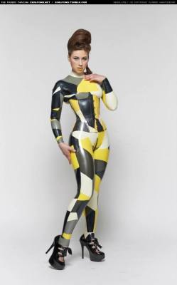 catsuitmodels:  sealpond.net #107943tags: latex (29534)Visit