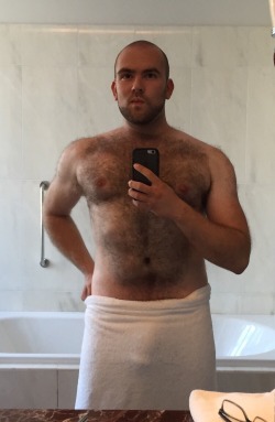 hot-men-of-reddit:  Fresh out of the shower via /r/ladybonersgw
