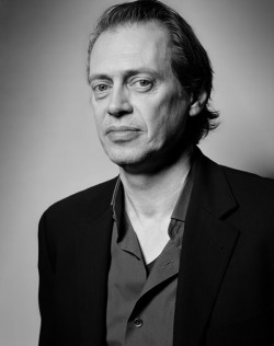 Maszületettfaszi:   Steve Buscemi (1957)Bébi úr, Gengszterkorzó, A cipőbűvölő, Párizs, szeretlek!, A sziget, Nagy Hal, A kismenő, Szörny Rt., Armageddon, A nagy Lebowski, Con Air, Fargo, Desperado, Kutyaszorítóban, Hollywoodi lidércnyomás,