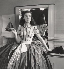 kendrajbean: Vivien Leigh photographed in her trailer by Louise