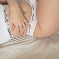 f4nnyf00k:  Guess who bought new Calvins! Instagram: lesleyanned
