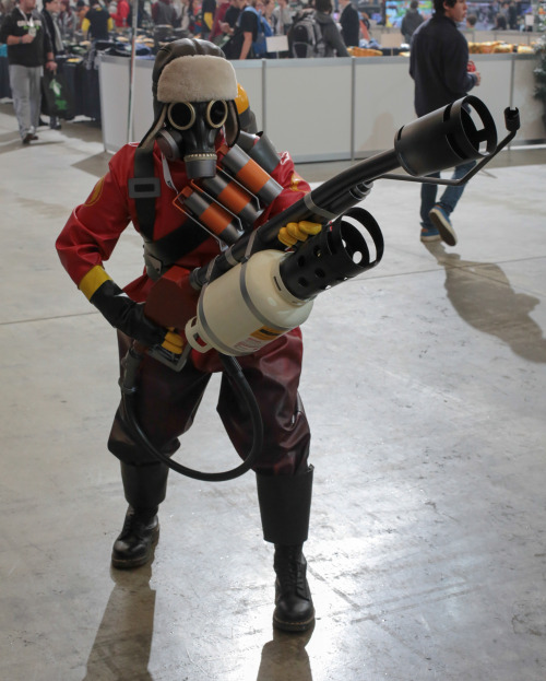 fuckyeahtf2:  aceiii:  some men just want to watch the world burn  Now THAT is one beautiful Pyro cosplay.  -oppa 