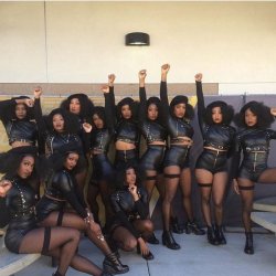 freekumdress:  Beyoncé’s dancers as black panthers 