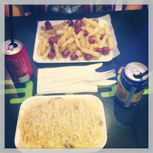 Talk about heaven on earth. Good lord did I miss you maicito de pollo @julio_party_boy #losverdes #maicito #pollo #salchipapa #colombiana #coke #friends  (at Los Verdes)