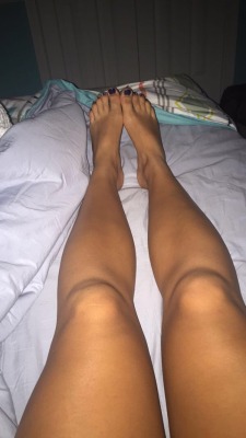 jacklyn-johnson:  Obsessed with this toe color and my tan