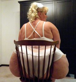 subtlefeeder:  My idea of how a woman should fit in a chair