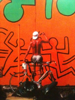 moustachefixiecrew:  Keith Haring and his bike. 