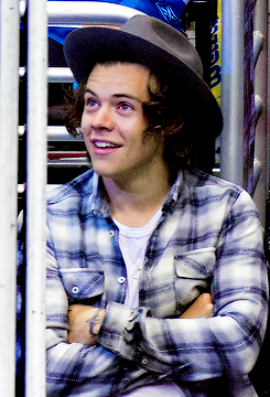 mr-styles:  Harry attends a NHL playoff game between the San