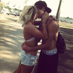 cutecoupleskissingandlove:  couples kissing