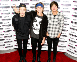 d-a-y-l-i-i-n-e:  Dudes 5sos 