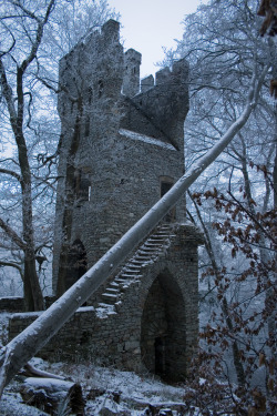 destroyed-and-abandoned:  Snowy Ruins of Karlsburg Castle’s