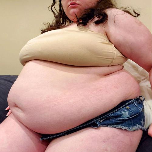 neptitudeplus:Her first COVID-19 stimulus check kept her belly