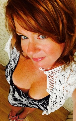 prettylilredhead:  It’s 🎉FRIDAY🎉…. Work selfie time!