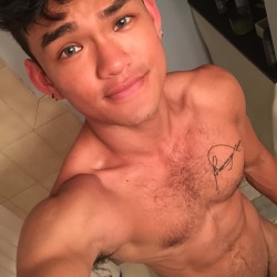 elilewisonline:  Post-gym nudity, pre-shower selfie
