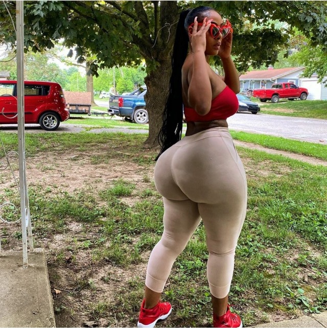 raw-dog-no-condom:                       Big ol’      