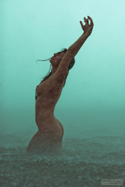 truenudistfreedom:  comelynaiads:Water spirit. (via weeneteen)