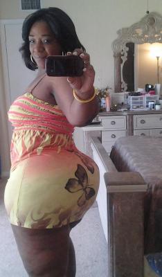 pearhub:  #thick #booty #milf #dress