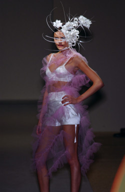 aleworldaddict: Philip Treacy Haute Couture F/W 2001