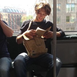 tendertime:“Spotted this scruffy prince on his morning commute.