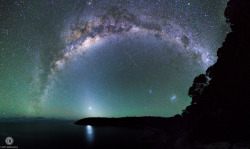 mini-space-alien:  just–space:  Milky Way over Freycinet