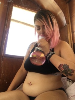 gracemoreland: pink-piggy-princess:  chubby and stoned 💕 