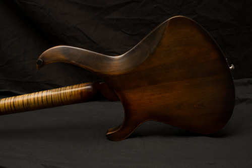 bushdog:  Nick Page Guitars | Violine Machine 