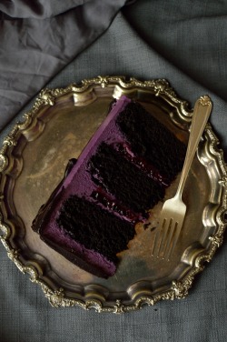 foodporn-chocolate:  Chocolate Blackberry Elegantly Gothic Cake