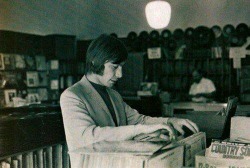 vinylespassion:  Charlie Watts at record store, USA, 1965.