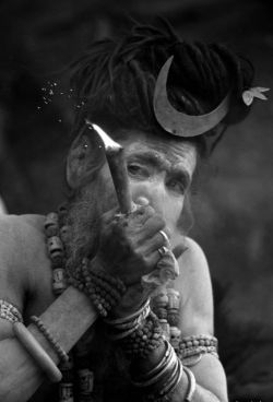 chaosophia218:  Soopaman Luva (Aghori, smoking out of a chillum).