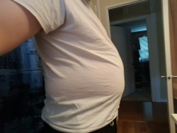 guzzling-piggy:  Would love for my gut to be bigger and rounder.