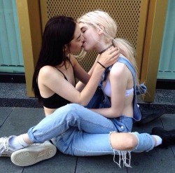 lipstick-lesbian:  pathevtic:  follow for similiar  ♀♡♀