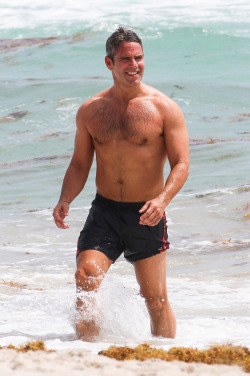 shirtlessmalecelebs:  Andy Cohen