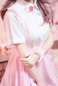 kawaiiteatime:  pink gingham skirt 