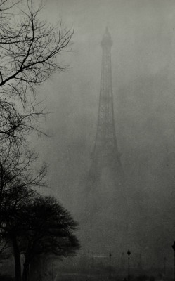 gueule-de-loupviolette:  La tour Eiffel dans le Brouillard ,